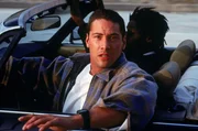 Officer Jack Traven (Keanu Reeves) rast mit dem Auto neben einer tickenden Zeitbombe entlang. Der Bus droht zu explodieren, sollten die Forderungen des Entf&uuml;hrers nicht erf&uuml;llt werden.
