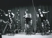 Die "Bierm&ouml;sl Blosn" beim Goaslschnalzen auf der B&uuml;hne der M&uuml;nchner Kammerspiele.
