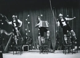 Die "Bierm&ouml;sl Blosn" beim Goaslschnalzen auf der B&uuml;hne der M&uuml;nchner Kammerspiele.