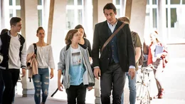 Fabian Sorge (Hans L&ouml;w) redet mit dem Sohn (Lennox Voelklein) &uuml;ber dessen Mathenote ...
