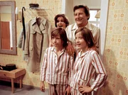 Seit etwa einem halben Jahr haben die Zwillinge Kalle (Ralf Lemcke) und Kulle (Rolf Lemke, r.) nicht nur eine Mutter (Helga Labudda), von der sie einf&uuml;hlsam und konsequent erzogen werden, sie haben auch eine Schwester. Gibt es Meinungsverschiedenheiten, dann h&auml;lt Fr&auml;nze zum Vater (Erik S. Klein) und die Jungen prompt zur Mutter.