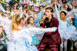 Die G&auml;ste flippen aus. Dank Lotta, singt Superstar Marlon (Lukas Rieger, M.) auf Berenikes (Laila Ziegler, l.) Party.