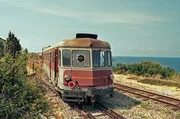 Am Rande der Strecke stehen immer wieder Triebwagen, die langsam vor sich hin rotten.