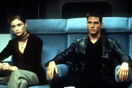 Claire (Emmanuelle B&eacute;art, l.) und Ethan (Tom Cruise) warten auf ihren Einsatz.