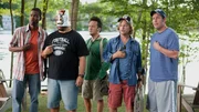 Die f&uuml;nf Freunde Kurt (Chris Rock, l.), Eric (Kevin James, 2.v.l.), Rob (Rob Schneider, M.), Marcus (David Spade, 2.v.r.) und Lenny (Adam Sandler, r.) kommen albern vom Steg zur&uuml;ck. Pl&ouml;tzlich erblicken sie eine sch&ouml;ne Blondine, die am Haus angekommen ist.