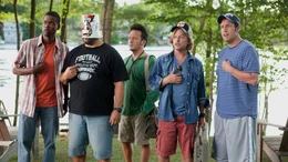 Die f&uuml;nf Freunde Kurt (Chris Rock, l.), Eric (Kevin James, 2.v.l.), Rob (Rob Schneider, M.), Marcus (David Spade, 2.v.r.) und Lenny (Adam Sandler, r.) kommen albern vom Steg zur&uuml;ck. Pl&ouml;tzlich erblicken sie eine sch&ouml;ne Blondine, die am Haus angekommen ist.