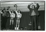 B&uuml;hnenauftritt der "Bierm&ouml;sl Blosn" und Gerhard Polt.
