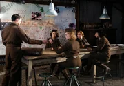 Pierre (Julien Boisselier, li.) gibt Louise Desfontaines (Sophie Marceau, re.), Jeanne Faussier (Julie Depardieu, 2. v. re.), Maria Luzzato (Maya Sansa, 2. v. li.) und Suzy Desprez (Marie Gillain) den geheimen Einsatzplan bekannt.