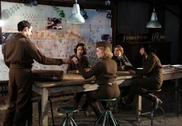 Pierre (Julien Boisselier, li.) gibt Louise Desfontaines (Sophie Marceau, re.), Jeanne Faussier (Julie Depardieu, 2. v. re.), Maria Luzzato (Maya Sansa, 2. v. li.) und Suzy Desprez (Marie Gillain) den geheimen Einsatzplan bekannt.