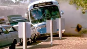 Ein Bombenleger r&auml;cht sich f&uuml;r eine Rettungsaktion der Polizei, indem er einen Sprengsatz an einem Linienbus anbringt, der hochgeht, wenn der Bus langsamer als 50 Meilen f&auml;hrt.