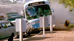 Ein Bombenleger r&auml;cht sich f&uuml;r eine Rettungsaktion der Polizei, indem er einen Sprengsatz an einem Linienbus anbringt, der hochgeht, wenn der Bus langsamer als 50 Meilen f&auml;hrt.