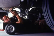 Officer Jack Traven (Keanu Reeves) versucht, eine Bombe unter einem Bus zu entsch&auml;rfen, dessen Bremsen manipuliert wurden.