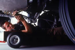 Officer Jack Traven (Keanu Reeves) versucht, eine Bombe unter einem Bus zu entsch&auml;rfen, dessen Bremsen manipuliert wurden.