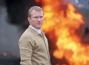 Paul Wagner (Robinson Reichl) vor dem brennenden Tanklastwagen, der mit Hilfe des Medicopters im sicheren Abstand zum Kinderheim noch aufgehalten werden konnte.