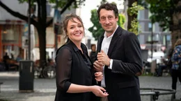 Bei einer Aktion gegen Pumm kommen sich Fabian Sorge (Hans L&ouml;w) und Cora Hambach (Alwara H&ouml;fels) n&auml;her