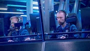 Der Spieler Leon Kirilin aka Nine von Tundra Esports w&auml;hrend der PlayOffs des &bdquo;The International 2023&ldquo; auf der B&uuml;hne im Spiel gegen Team Entity. Er sitzt in der schalldichten Playerbooth auf der B&uuml;hne und spielt konzentriert.