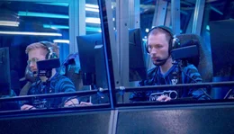 Der Spieler Leon Kirilin aka Nine von Tundra Esports w&auml;hrend der PlayOffs des &bdquo;The International 2023&ldquo; auf der B&uuml;hne im Spiel gegen Team Entity. Er sitzt in der schalldichten Playerbooth auf der B&uuml;hne und spielt konzentriert.