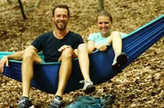Moderator Arndt Reisenbichler (l.) hängt ab an der Baumelstation im Wald mit Katrin Thieser von der Saarpfalz-Touristik. Moderator Arndt Reisenbichler (l.) hängt ab an der Baumelstation im Wald mit Katrin Thieser von der Saarpfalz-Touristik.