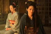 Die junge Sayuri (Ziyi Zhang, l.) wird f&uuml;r Geisha Matsumomo (Gong Li, r.) zu einer ernsthaften Konkurrenz.