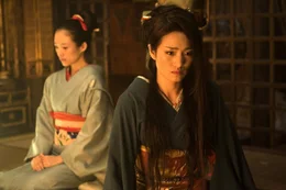 Die junge Sayuri (Ziyi Zhang, l.) wird f&uuml;r Geisha Matsumomo (Gong Li, r.) zu einer ernsthaften Konkurrenz.