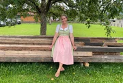 Traditionell wird es auf einem Trachtenfest, bei dem Judith Rakers viel &uuml;ber die Kultur der Dirndl und Lederhosen erf&auml;hrt.; WDR Fernsehen WUNDERSCH&Ouml;N: CHIEMSEE &ndash; WASSERWELT UND ALPENZAUBER, am Sonntag (06.10.24) um 20:15 Uhr. Traditionell wird es auf einem Trachtenfest, bei dem Judith Rakers viel &uuml;ber die Kultur der Dirndl und Lederhosen erf&auml;hrt. &copy; WDR/Bavaria Entertainment GmbH, honorarfrei - Verwendung gem&auml;&szlig; der AGB im engen inhaltlichen, redaktionellen Zusammenhang mit genannter WDR-Sendung bei Nennung "Bild: WDR/Bavaria Entertainment GmbH" (S2+). WDR Kommunikation/Redaktion Bild, K&ouml;ln, Tel: 0221/220 -7132 oder -7133, Fax: -777132, bildkommunikation@wdr.de