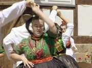 Noch heute wird in der hessischen Schwalm bei festlichen Anl&auml;ssen die typische Schw&auml;lmer Tracht getragen.