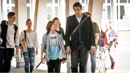Fabian Sorge (Hans L&ouml;w) redet mit dem Sohn (Lennox Voelklein) &uuml;ber dessen Mathenote ...