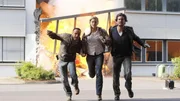 Semir (Erdogan Atalay, l.) und Ben (Tom Beck) k&ouml;nnen Claudia (Julie Engelbrecht) in letzter Sekunde aus dem Forschungsinstitut retten, bevor dieses explodiert...