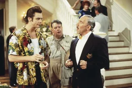 Hab ich da was zwischen den Z&auml;hnen? Ace Venturas (Jim Carrey, l.) Umgangsformen machen Fulton Greenwall (Ian McNeice, Mitte) und Vincent Cadby (Simon Callow, r.) sprachlos.
