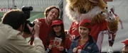In den USA hat der Frauenfu&szlig;ball ein viel h&ouml;heres Ansehen: Gemeinsam mit zwei jungen Fans posiert Marinette (Garance Marillier) f&uuml;r ein Foto.