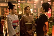 Zwei Rivalinnen  und eine Nachwuchs-Geisha: Hatsumomo (Gong Li, r.), Mameha (Michelle Yeoh, M.) und Sayuri (Ziyi Zhang, l.).