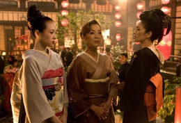Zwei Rivalinnen  und eine Nachwuchs-Geisha: Hatsumomo (Gong Li, r.), Mameha (Michelle Yeoh, M.) und Sayuri (Ziyi Zhang, l.).