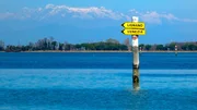 Wegweiser in der Lagune von Grado.