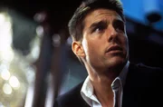 Als der junge Agent Ethan Hunt (Tom Cruise) sieht, wie seine Kollegen zu Tode kommen und sein Chef und v&auml;terlicher Freund, Jim Phelps, blut&uuml;berstr&ouml;mt von der Karlsbr&uuml;cke st&uuml;rzt, beschlie&szlig;t er, den Verr&auml;ter aus den eigenen Reihen zu stellen ...