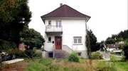 Bianca und Geri tr&auml;umen vom gro&szlig;en Familiengl&uuml;ck in den eigenen vier W&auml;nden. Deswegen ergattern sie kurzentschlossen ihr Traumhaus: zwar sanierungsbed&uuml;rftig, aber g&uuml;nstig und mit Charme. Doch das vermeintliche Schn&auml;ppchen frisst dem jungen Paar fast die Haare vom Kopf.