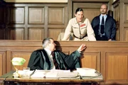 Als Natascha im Zeugenstand erscheint, um gegen Walter (Katy Karrenbauer, Mi.) auszusagen, muss ihr Anwalt Stricker (Hans Hohlbein, li.) sie beruhigen. (hi.re. Komparse)