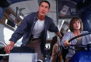 Officer Jack Traven (Keanu Reeves) unterst&uuml;tzt die &auml;ngstliche Annie (Sandra Bullock). Die beiden versuchen einen Bus vor einem verr&uuml;ckten Terroristen zu retten.