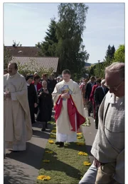 Thomas Gleissner ist ein frisch geweihter Priester. Die erste Messe, die ein frisch geweihter Priester h&auml;lt, findet in der Regel in der Heimatgemeinde statt. In den bayerischen D&ouml;rfern ist das ein Gro&szlig;ereignis.