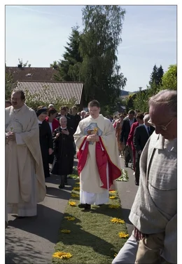 Thomas Gleissner ist ein frisch geweihter Priester. Die erste Messe, die ein frisch geweihter Priester h&auml;lt, findet in der Regel in der Heimatgemeinde statt. In den bayerischen D&ouml;rfern ist das ein Gro&szlig;ereignis.
