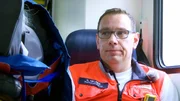 Notfallsanit&auml;ter Ronny Helmer von den Maltesern Fulda-Petersberg versorgt eine gest&uuml;rzte Seniorin.