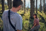 Die Flucht durch den Wald zusammen mit ihrem Mann Sven (Benjamin Lillie) strengt die hochschwangere Nina (Pina Bergemann) an.