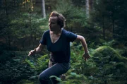 Als sie erf&auml;hrt, dass die Verd&auml;chtigen in den Wald gefl&uuml;chtet sind, eilt Franziska Tobler (Eva L&ouml;bau) hinterher.
