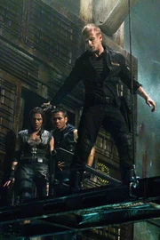 L-R: Nadia (Antje Traue), Manh (Cung Le) und Bower (Ben Foster)
