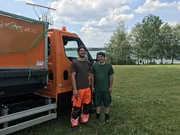 Franz (rechts) und Andreas nennen sich selbst &iquest;Vollblut-Steinberger&iquest;. Jetzt haben beide eine Stelle am Bauhof in Steinberg am See bekommen.
