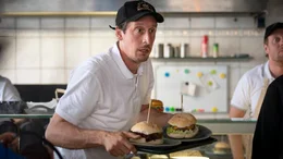 Aus Geldnot jobbt Fabian im Burgerladen - und entdeckt G&auml;ste, die er lieber nicht bedienen w&uuml;rde