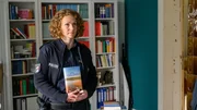Sven Thaler hatte ein Buch in seinem Rucksack: den Bestseller "Der Heimkehrer". Das Buch wurde unter dem Pseudonym "Lea Sommer" ver&ouml;ffentlicht. Niemand wei&szlig;, wer dahintersteckt. Vielleicht sogar der Tote selbst? Paula Moorkamp (Stella Hinrichs) stattet daher dem Verleger Malte Kling einen Besuch ab. Denn nicht nur im Bauernhof der Thalers steckt viel Geld...