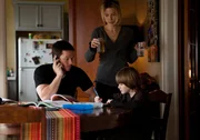 F&uuml;r seine Familie w&uuml;rde Chris (Mark Wahlberg, l.) alles tun. Als seine Frau Kate (Kate Beckinsale, M.) und sein &auml;ltester Sohn Michael (Connor Hill, r.) bedroht werden, muss Chris schnell handeln  ...