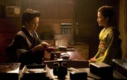 Sayuri (Ziyi Zhang, r.) wird von ihrer Mentorin Mameha (Michelle Yeoh, l.) in der Tee-Zeremonie unterwiesen.