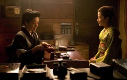 Sayuri (Ziyi Zhang, r.) wird von ihrer Mentorin Mameha (Michelle Yeoh, l.) in der Tee-Zeremonie unterwiesen.