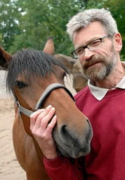 Pfleger Norbert Siebert bei den Huftieren.